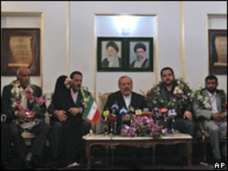 الموظفون الإيرانيون المفرج عنهم