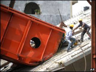 عمال في موقع انهيار الجسر (12/07/09)