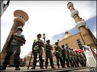 Policiais patrulham centro de Urumqi