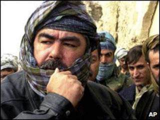 ژنرال دوستم پس از آنکه سربازانش طالبان را در سال 2001 در شمال افغانستان شکست دادند