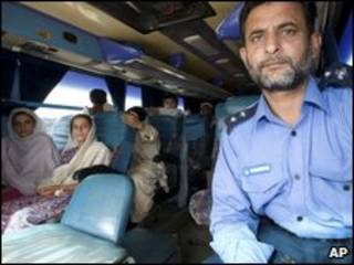 Ônibus com refugiados perto de Peshawar
