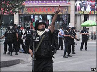 Policía en Urumqi