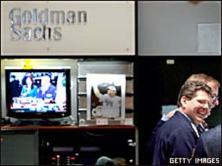 Empleados de la bolsa ríen junto al puesto de Goldman Sachs