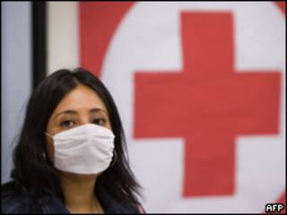 Mulher usa máscara para prevenção da gripe suína