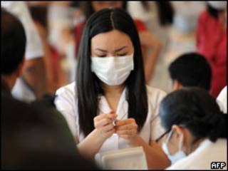 Enfermeira prepara injeção de vacina contra gripe comum nas Filipinas (arquivo)