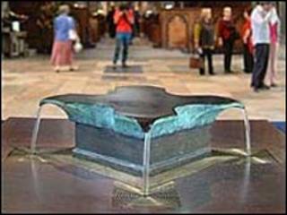 Fuente de agua bendita en la catedral de Salisbury