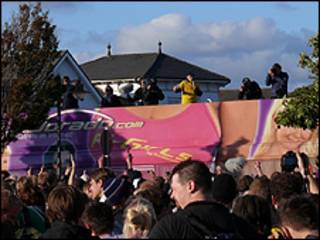 Christoph Stüber (de amarelo, em cima do carro de som) durante a festa (Foto: Polícia de Husum)