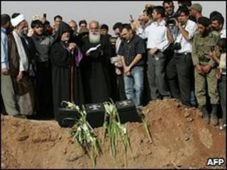 مراسم سوگواری در محل سقوط هواپیمای شرکت کاسپین