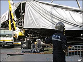 Escenario derrumbado del concierto que Madonna iba a ofrecer en Marsella, Francia, en julio de 2009.