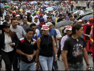 Seguidores del depuesto presidente de Honduras, Manuel Zelaya, marchan por una carretera.