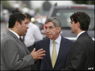 Oscar Arias, presidente de Costa Rica y representantes de las dos delegaciones de Honduras.