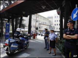 Policiais vigiam hospital onde está o papa