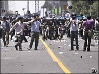 عملیات پلیس ضد شورش و لباس شخصی ها علیه معترضان در نماز جمعه 26 تیر