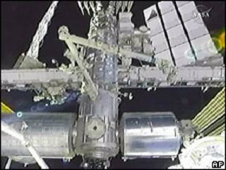 Acople del transbordador Endeavour y la Estación Espacial Internacional.