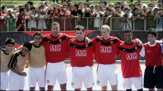 Cầu thủ Manchester United chụp hình kỷ niệm với thiếu niên Malaysia