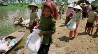 Cảnh nông dân Nam Bộ be bờ ngăn lũ