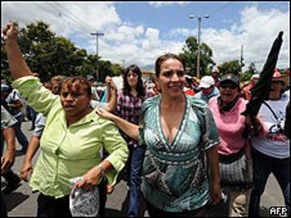 Xiomara Castro com seguidores de Zelaya. Foto AFP