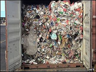 Contenedores de basura en puerto brasileño