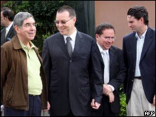O presidente da Costa Rica, Oscar Arias (esq.) se econtra com representantes do presidente deposto de Honduras, Manuel Zelaya, neste sábado (AFP)
