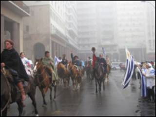 Jinetes uruguayos cabalgan por el centro de Montevideo.