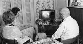 Familia mira por TV el alunizaje del Apolo 11