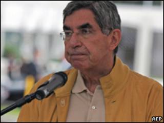 O presidente costarriquenho, Oscar Arias, em entrevista coletiva após fim de segundo dia de negociações sobre crise em Honduras (AFP, 19/7)