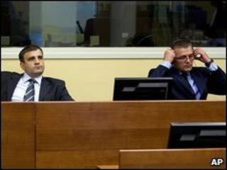 Milan Lukic (esq.) e Sredoje Lukic no Tribunal de Haia