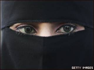 Mujer mulmana usando un niqab