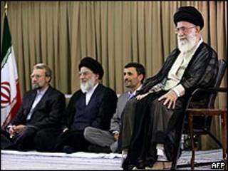 خامنئي في احتفال بطهران وخلفه أحمدي نجاد