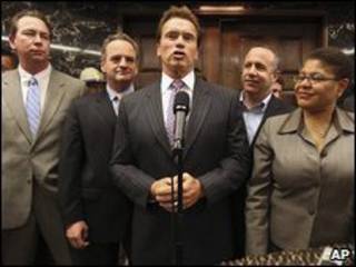 Thống đốc Arnold Schwarzenegger đứng giữa các dân biểu