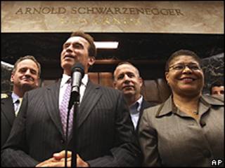 Schwarzennegger, gobernador de California, anuncia el plan que pone fin a la crisis presupuestaria