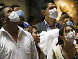 Mexicanos com máscaras (arquivo)