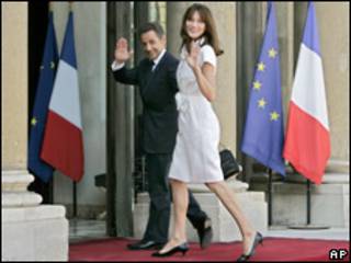 Nicolas Sarkozy y Carla Bruni a las puertas del Elíseo.