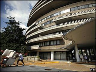 Funcionário retira móveis do hotel Watergate