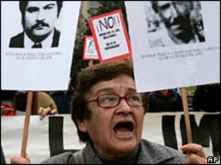 El plan de crear un Instituto de Derechos Humanos también ha suscitado protestas por temor a a que se perdonen crímenes cometidos durante el régimen militar de Augusto Pinochet.