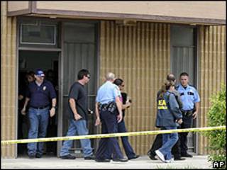 Efectivos de la policia de Los Angeles y de la DEA abandonan la clinica Armstrong en Houston