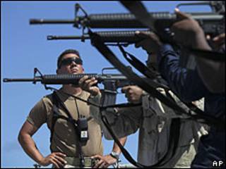 Soldados americanos com fuzis M16