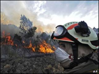 Un bombero trabaja en un incendio en España