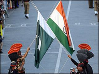 भारत और पाकिस्तान के झंडे