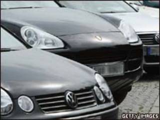 Veículos da Volkswagen e da Porsche estacionados em Berlim na última quarta-feira (Getty Images)