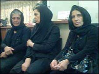 مادر سهراب اعرابی، ندا آقا سلطان و اشکان سهرابی - عکس از وبسایت کمپین یک میلیون امضا