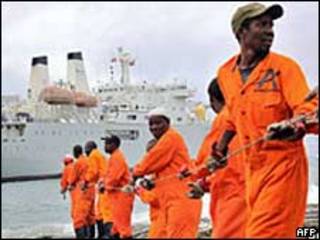 Trabajadores instalan el cable en el puerto keniano de Mombasa