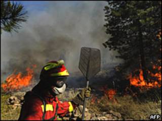 Un bombero intenta extinguir el fuego en Teruel, España