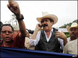 O presidente deposto de Honduras chega à fronteira entre seu país e a Nicarágua na tarde desta sexta-feira (AFP)