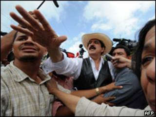 O presidente deposto de Honduras chega à fronteira entre seu país e a Nicarágua na tarde desta sexta-feira (AFP)