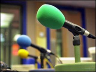 Micrófonos en estudio de radio