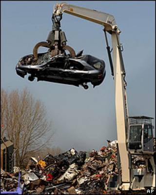Coche en un desguace de autos.