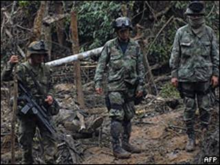 Soldados colombianos en campamento de las FARC bombardeado