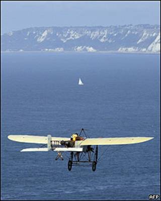 Edmond Salis atraviesa el Canal de la Mancha a bordo de un Bleriot XI de 1934