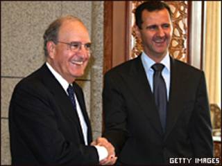 El enviado de EE.UU. George Mitchell y el presiente sirio Bashar al-Assad se dan la mano.